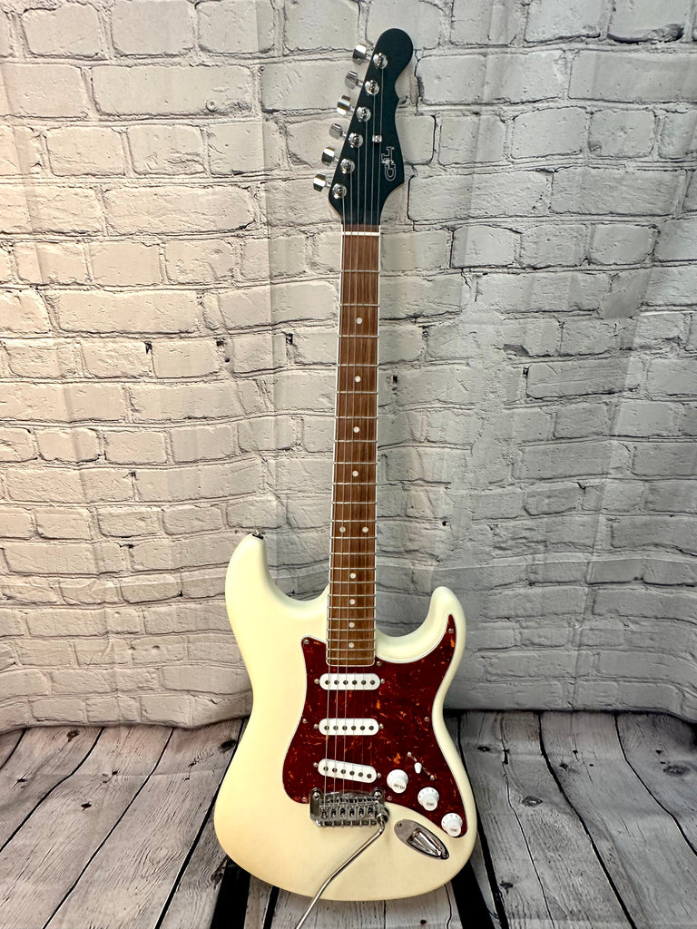 G&L USA Option Order Legacy - Frost White w/case